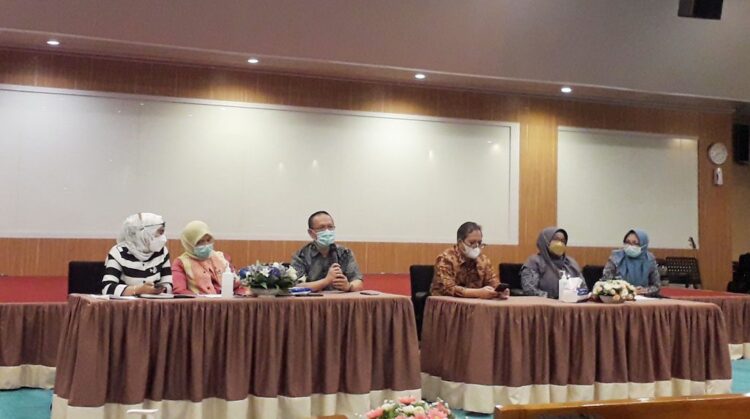 PAPARKAN— Ketua KIPI Sumbar dr Raveinal SpPD-KAI saat memberikan terkait kondisi terkini pasien yang mengaku kulitnya melepuh usai divaksin,  Selasa (22/2).