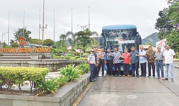 FOTO BERSAMA— Usai uji coba lintasan  koridor VI Bus Trans Padang, Direktur Utama Perumda PSM Poppy Irawan berfoto bersama dengan operator perusahaan angkutan perkotaan eksisting yakni, PT Rezki Berkah Sentosa (RBS), PT Renny Kendedes, PT Reno Febiola dan PT Elok Budi dan Dinas Perhubungan Kota Padang.
