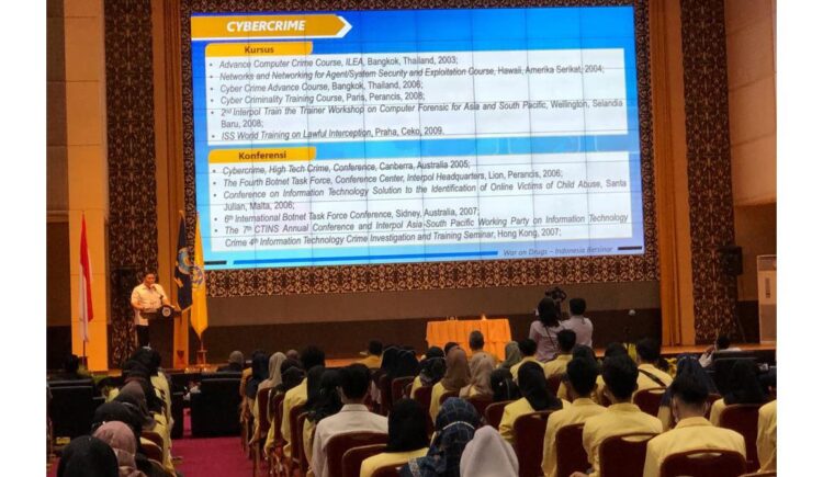 Kepala BNN Resmikan UNP jadi Kampus Bersinar, Komjen Petrus Golose: Perguruan Tinggi Harus Bersih dari Narkoba 1 KULIAH UMUM— Kepala BNN Komjen Pol Reihard Petrus Golose memberikan kuliah umum di Auditorium Universitas Negeri Padang (UNP).