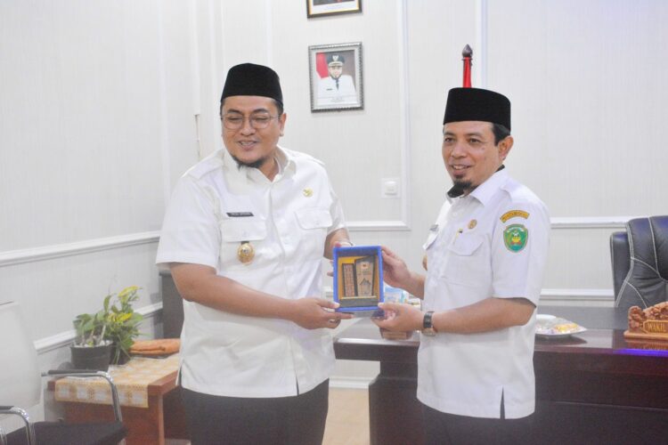 CENDERA MATA— Wabup Richi Aprian menerima cendera mata dari Wako Bengkulu.