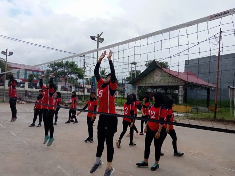 Liga Voli Remaja Padang 2022, Putra Ketat, Putri Dipimpin Porpen 1 LIGA REMAJA— Laga dua tim bola voli putri pada Liga Remaja bola Voli Kota Padang 2022 di lapangan voli terbuka Medan Nan Bapaneh KAN Pauh IX, Kuranji.