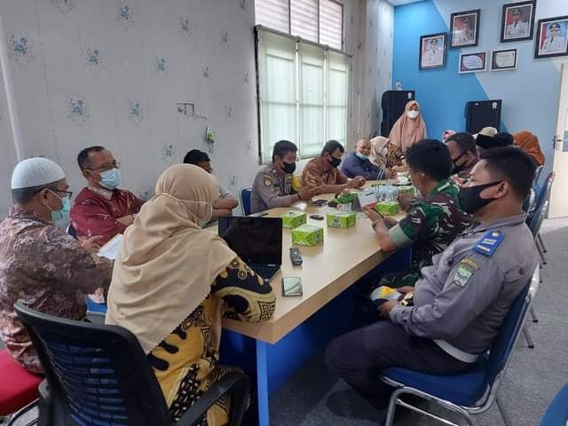 SILATURAHMI— Direktur RSUD Padangpariaman dr Jasneli melaksanakan temu ramah dengan tokoh tokoh masyarakat dan ninik mamak Nagari Paritmalintang.