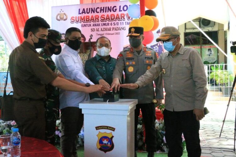Lomba Gebyar Sumdarsin Anak Usia 6-11 Tahun Digelar, Kapolda: Ditargetkan 58.457 Siswa SD Tervaksin 1 TEKAN BEL-Kapolda Sumbar bersama Forkopimda menekan bel sebagai tanda dimulainya lomba Sumdarsin untuk anak usia 6-11 tahun.