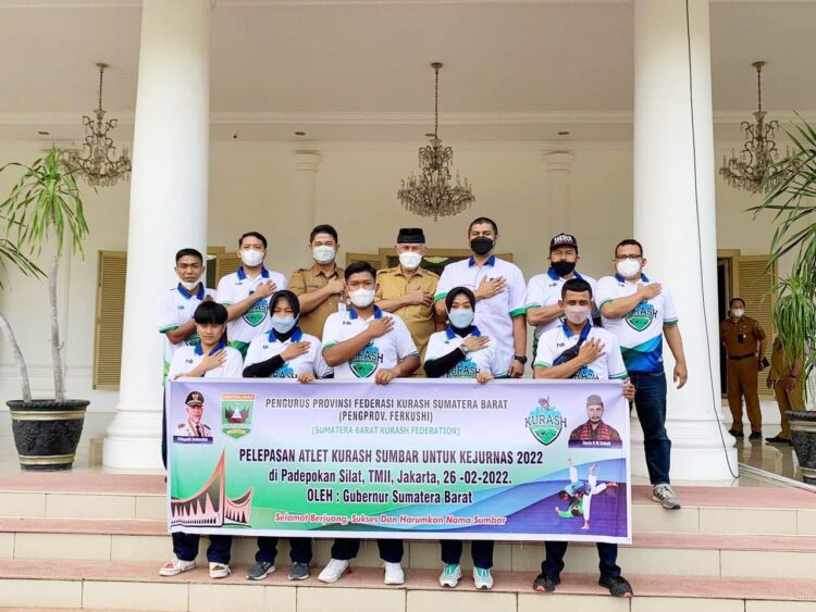 LEPAS--Gubernur Sumbar Mahyeldi foto bersama tujuh atlet Kurash yang dilepas ke Kejurnas 2022 di TMII Jakarta.