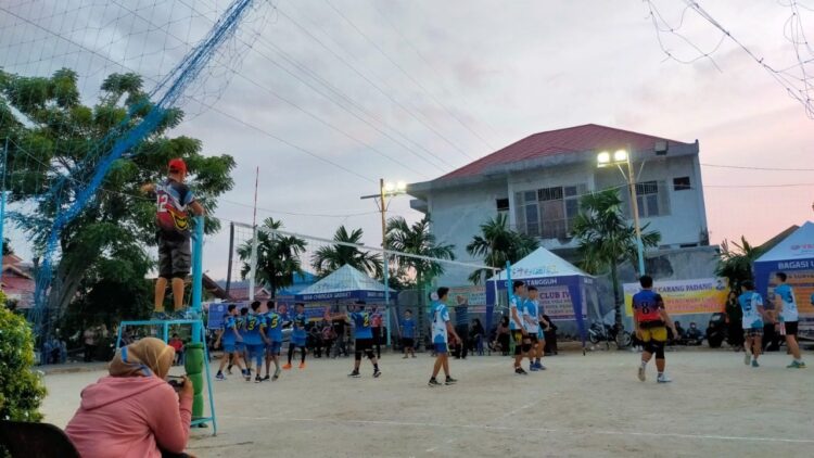 LIGA REMAJA--Dua tim bola voli remaja tengah unjuk kebolehn di lapangan terbuka Ivand Andalas.