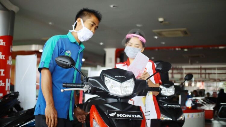 LAYANI KONSUMEN-Sales Marketing Menara Agung tengah melayani konsumen saat pembelian Honda Supra X di showroom Jalan Veteran.
