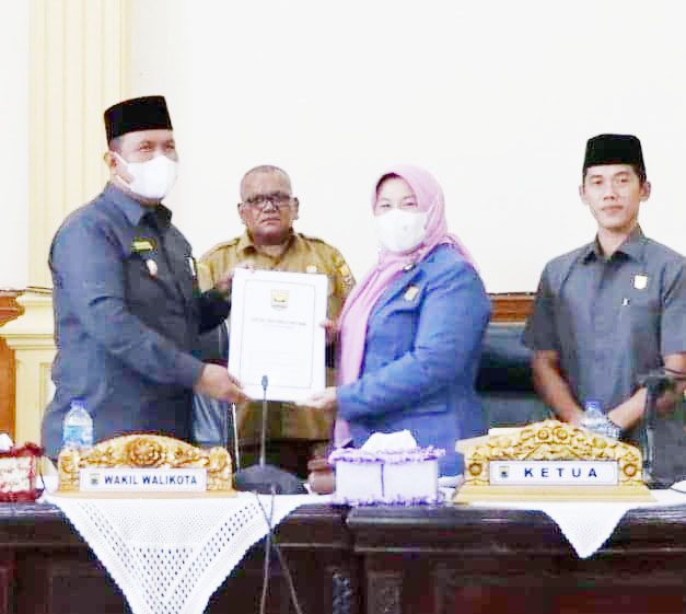 Wawako Pariaman Sampaikan Jawaban Pandangan Tiga Ranperda 1 Wakil Wali Kota Pariaman Mardison Mahyuddin menyampaikan jawaban pandangan umum fraksi DPRD tentang 3 Rancangan Peraturan Daerah (ranperda) Kota Pariaman tahun 202 dalam sidang paripurna DPRD Kota Pariaman.