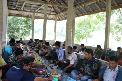 Masyarakat TBA Selatan Bakai Adat, Wabup: Tradisi ini Tetap Dilestarikan 1 HADIRI— Wakil Bupati Sijunjung Iraddatillah saat menghadiri acara masyarakat Taratak Koto Putian, Nagari Tanjung Bonai Aur (TBA) Selatan, Kecamatan Sumpur Kudus Kabupaten Sijunjung,