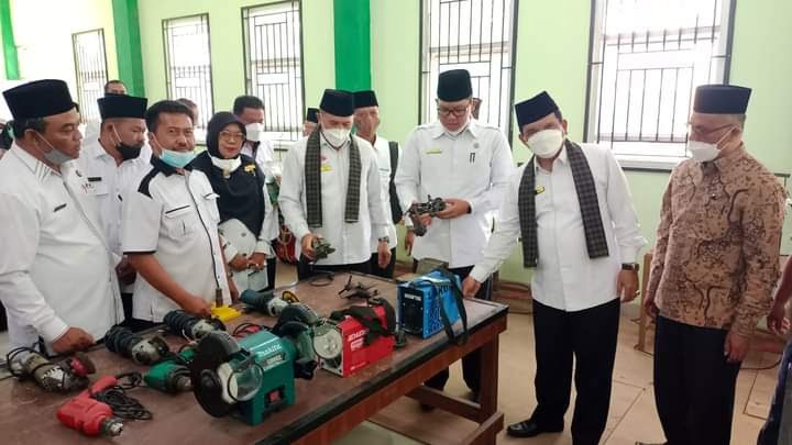 KUNJUNGI— Kanwil Kemenag Sumbar bersama rombongan mengunjungi pendidikan kemandirian di MAN 1 Payakumbuh.