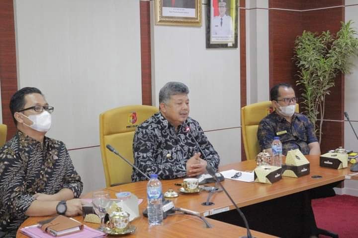 TEKEN MOU--Sociopreneur ID menggelar New Year’s Gathering SID 2022 secara virtual yang diikuti Wali Kota Solok Zul Elfian didampingi sejumlah pejabat daerah.