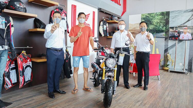 SERAHKAN UNIT-Direktur Marketing PT Menara Agung, Ferdinand Agung bersama konsumen pertama yang melakukan pembelian Honda Monkey saat serah terima.