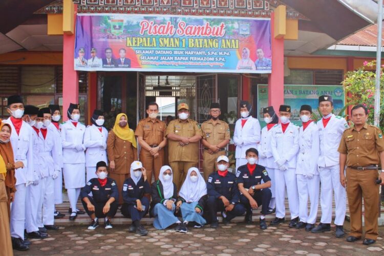 FOTO BERSAMA—Usai acara Bupati Padangpariaman Suhatri Bur foto bersama dengan  siswa dan majelis guru.