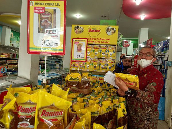 PENGAWASAN— Kabid Perdagangan Dinas Koperasi dan UMKM Kota Payakumbuh, Israneldi melakukan pengawasan harga minyak goreng di sejumlah retail.