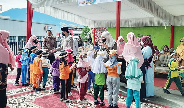 LOMBA— Kelompok kerja Kepala TK atau K3TK Kecamatan MKS melaksanakan lomba kolase antara anak dan orang tua dengan gambar wali kota.
