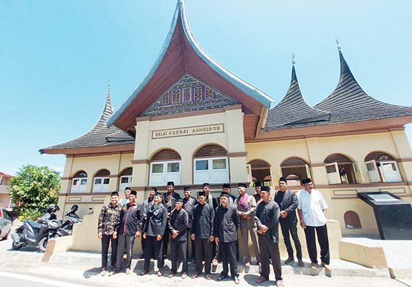 FOTO BERSAMA— Niniak Mamak Kurai Limo Jorong foto bersama usai memberikan tanggapan terhadap rencana Pemko Bukittinggi, yang menimbulkan pro kotra di tengah masyarakat beberapa waktu terakhir.