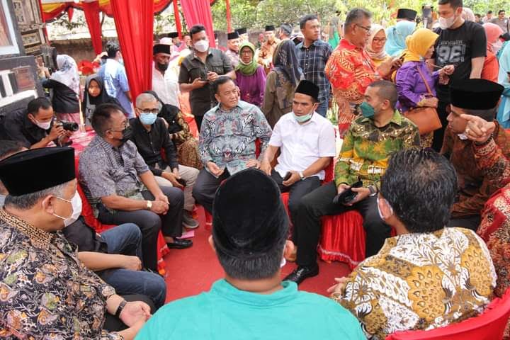 BERDIALOG— Wali Kota Solok Zul Elfian bersama Wakil Wali Kota Solok Ramadahni Kirana Putra berdialog bersama Wakil Gubernur Sumbar Audy Joinaldy.