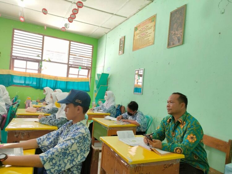 Perkuat Mutu dan Kualitas Pendidikan, Kepala MTsN 1 Padang Afrizal Lakukan Supervisi 1 LAKUKAN— Kepala MTsN 1 Padang Afrizal lakukan Supervisi kelas kepada beberapa Guru Bidang Studi dan h