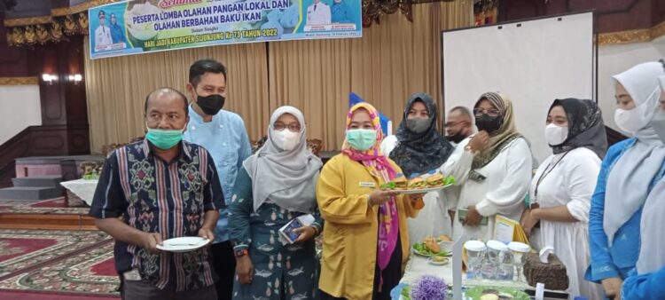 Meriahkan HJK Sijunjung, Dispaperikan Gelar Lomba Makanan Ikan 1 LOMBA— Dispaperikan Sijunjung menggelar lomba olahan pangan lokal dan olahan berbahan dasar ikan yang dilaksanakan di gedung pertemuan Pancasila Muaro Sijunjung.