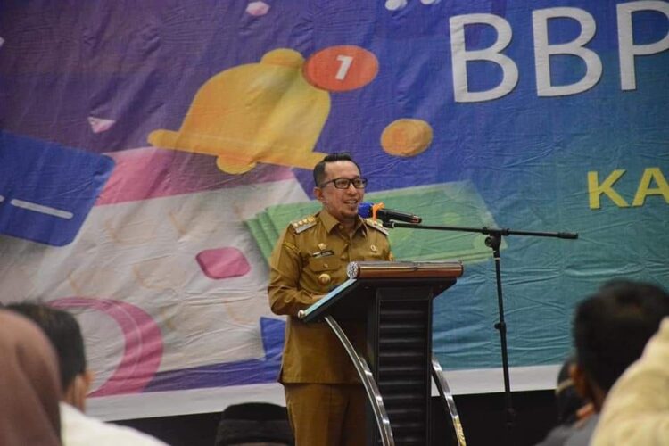 Bupati Tanah Datar Eka Putra ketika membuka secara resmi sekaligus menjadi Keynote Speaker pada pelatihan Digital Enterpreneurship Academy (DEA) kepada pelaku Usaha Mikro Kecil Dan Menengah (UMKM)  yang diselenggarakan oleh BBPSDMP Kominfo Medan bekerjasam dengan Pemkab Tanah Datar, Selasa (8/2) di ballroom Emersia Hotel dan Resort Batusangkar.