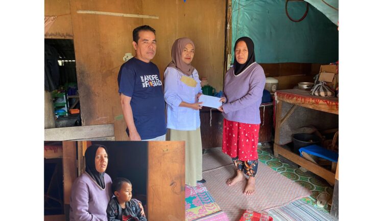 SERAHKAN BANTUAN— Pengurus DPD Gerindra Sumbar menyerahkan bantuan dari anggota DPR RI Andre Rosiade kepada Irma Suryani dan keluarganya di Balingka, Kabupaten Agam.