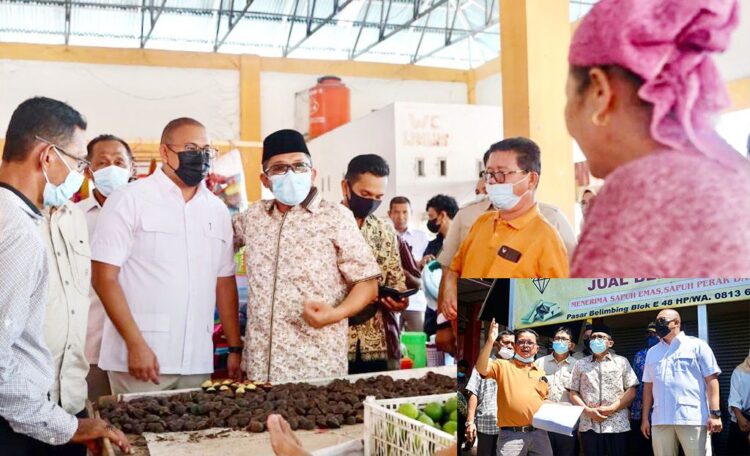 KUNJUNGI PASAR BELIMBING— Anggota DPR RI Andre Rosiade mengunjungi Pasar Belimbing, Kecamatan Kuranji, Kota Padang bersama Wali Kota Padang Hendri Septa, Minggu (20/2). Teriakan “Andre Rosiade Gubernur” menggema di pasar rakyat di Kompleks Perumnas Belimbing yang besar itu.