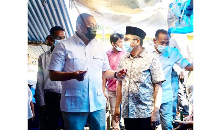 Wako Hendri Septa Sebut 2024 Momentum Andre Rosiade jadi Gubernur 1 PENINJAUAN PASAR — Anggota DPR RI asal Sumbar Andre Rosiade, bersama Wako Hendri Septa berkunjung ke Pasar Belimbing, Kuranji, Kota Padang, Minggu (20/2) lalu. Dalam kunjungan itu, banyak yang mengelu-elukan Andre Rosiade maju di Pilkada. Teriakan “Andre Rosiade Gubernur Sumbar” terus terdengar sepanjang dua tokoh muda itu meninjau rencana pembangunan gedung tahap 3 Pasar Belimbing itu.