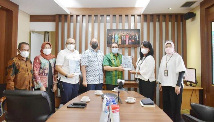 BERTEMU DIRJEN— Anggota DPR RI asal Sumbar Andre Rosiade menyerahkan laporan awal pembangunan Fase VII Pasar Raya Padang saat bertemu dengan Dirjen Cipta Karya Kementerian PUPR, Selasa (22/2). Ikut hadir dalam pertemuan itu Wako Padang Hendri Septa, Kepala Disdag Andree Algamar dan sejumlah 
kepala OPD Pemko Padang.