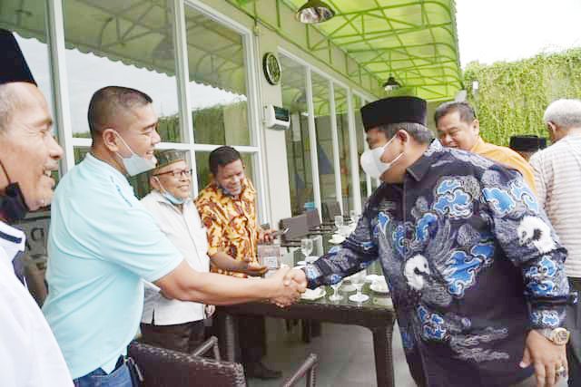 PERTEMUAN—Bupati Padangapriaman Suhatri Bur  saat melakukan pertemuan dengan PKDP.