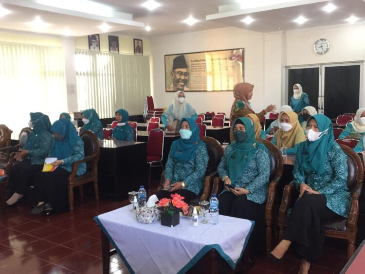 Tim Penggerak PKK Kabupaten Agam mengikuti pembekalan dan apresiasi kader PKK Prosehat Kendali Covid-19 secara virtual, yang diselenggarakan oleh Tim Penggerak PKK Pusat, Selasa (8/2) di aula kantor Bupati Agam.