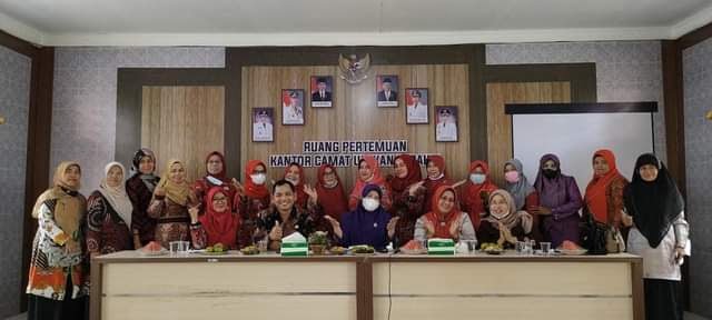 PKK Padangpariaman Dukung Program Pemerintah 1 BERSAMA—Ketua TP PKK Padangpariaman Ny.Yusrita Suhatri Bur bersama jajarannmya dan camat Ulakan Tapakis.