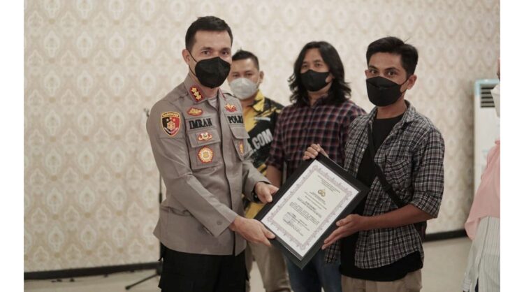 TERIMA PENGHARGAAN— Wartawan POSMETRO PADANG, Romi Rahmat menerima penghargaan 
dari Kapolresta Padang dengan kategori koran 
yang paling aktif memberitakan dan 
membantu institusi kepolisian.