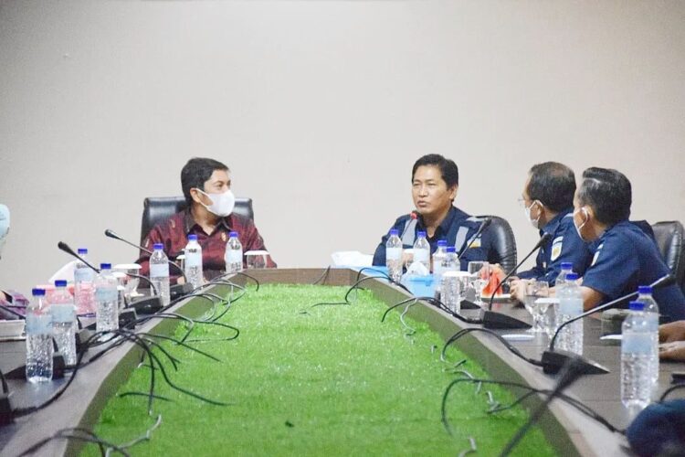 PT KAI di Sawahlunto Turunkan Tim untuk Reaktivasi Jalur Mak Itam 1 TERIMA--Wali Kota Sawahlunto Deri Asta menerima Direktur Sarana dan Direktur Pra Sarana PT.KAI bersama Sekda Ambun Kadri di ruang kerjanya.