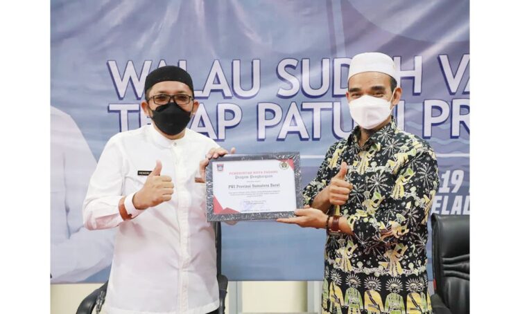 PENGHARGAAN— Wali Kota Padang Hendri Septa memberikan penghargaan kepada Ketua PWI Sumbar Heranof Firdaus, di Rumah Dinas Wali Kota Padang, Jumat (18/2)