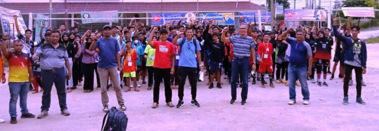 FOTO BERSAMA--Panitia Liga Bola Voli Remaja Kota Padang foto bersama di Lapangan Ivand Andalas Kota Padang.
