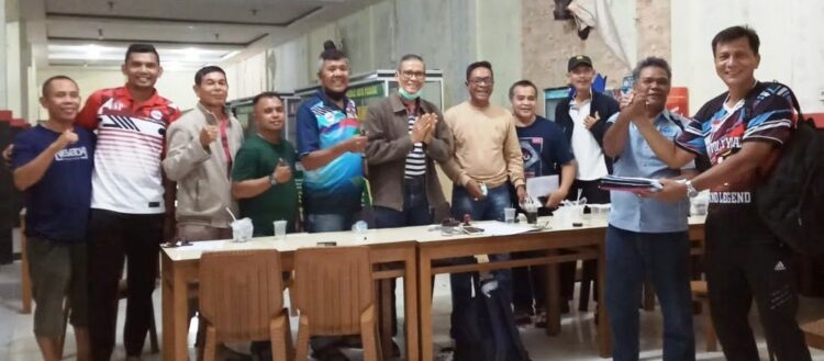 FOTO BERSAMA— Panitia plaksana Liga Bola Voli remaja se-Kota Padang yang dilsaksanakan di lapangan FKAN PAuh IX Kuranji berfoto bersama.