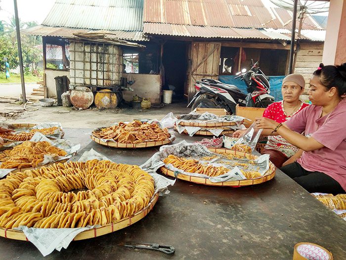 PENGEMASAN PRODUK— Pelaku usaha rakik kacang saat mengemas prodak untuk dipasarkan keluhkan mahalnya harga bahan baku seperti tepung, kacang dan telur ayam serta minyak goreng.