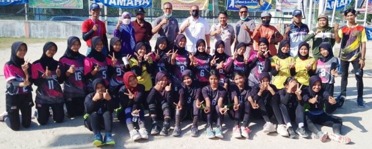 FOTO BERSAMA--Pemain bola voli putri Tim Porpen foto bersama senator muda DPR RI asal Sumbar Andre Rosiade.