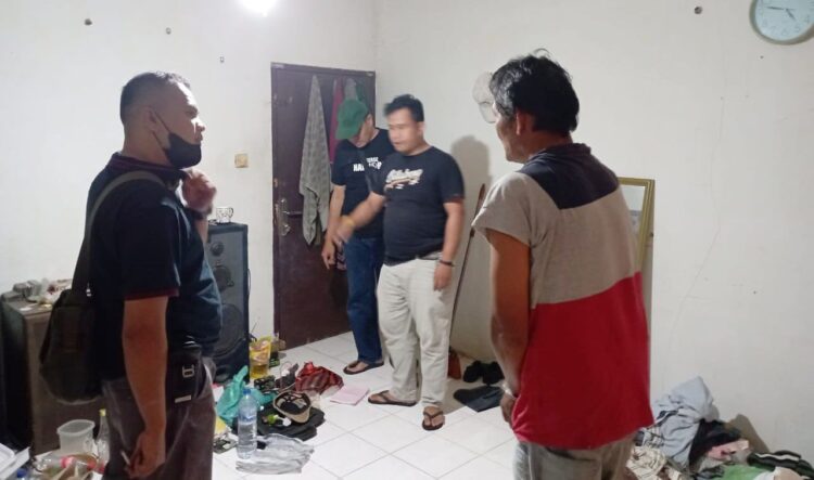 PENGEDAR GANJA— Pelaku DB (40) yang terlibat peredaran ganja diamankan di Mapolres Limapuluh Kota dengan barang bukti.