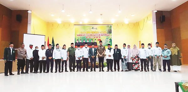 PCNU Bukittinggi Dilantik, Erman: Lebih Dekatkan Diri pada Masyarakat 1 FOTO BERSAMA— Pengurus Cabang Nahdlatul Ulama (PCNU) Kota Bukittinggi khidmat 2021-2026 foto bersama dengan Wali Kota Bukittinggi Erman Safar usai pelantikan.