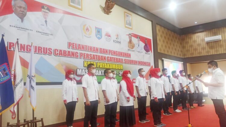 Pengcab Pergatsi Payakumbuh Dikukuhkan, Gumilang Putri Hayati Siap Lahirkan Atlet Pergatsi Berprestasi 1 PELANTIKAN— Ketua Umum Pengurus Provinsi Persatuan Olahraga Gateball Seluruh Indonesia (Pergatsi) Sumatera Barat, Fathol Bar usai melantik foto bersama.