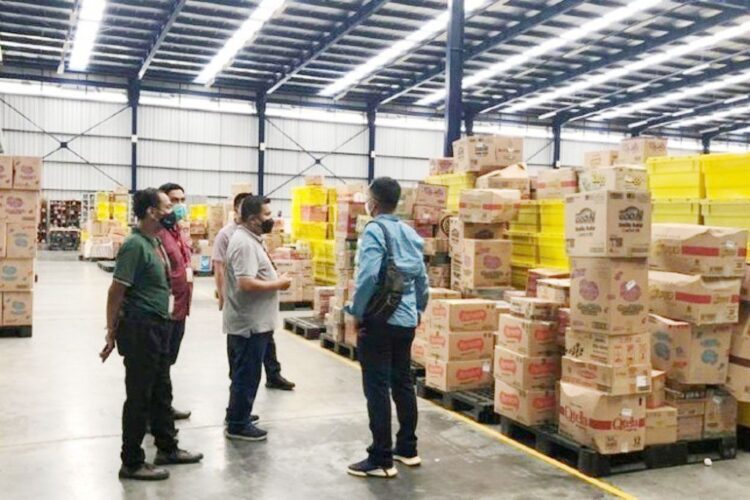 DUGAAN PENIMBUNAN— Polda Sumut bersama Satgas Pangan Provinsi Sumut temukan gudang peyimpanan minyak goreng di Kabupaten Deli Serdang dengan jumlah besar.