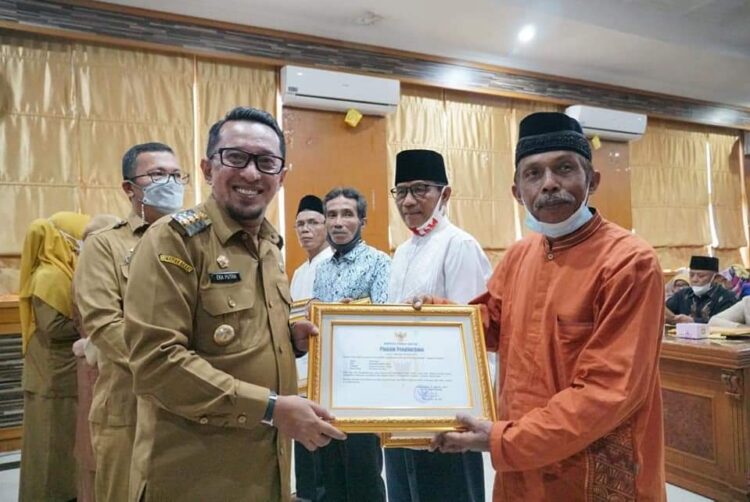 PENGHARGAAN—Bupati Tanahdatar Eka Putra berikan penghargaan kepada pensiunan usai silaturahim di Aula Eksekutif kemarin.