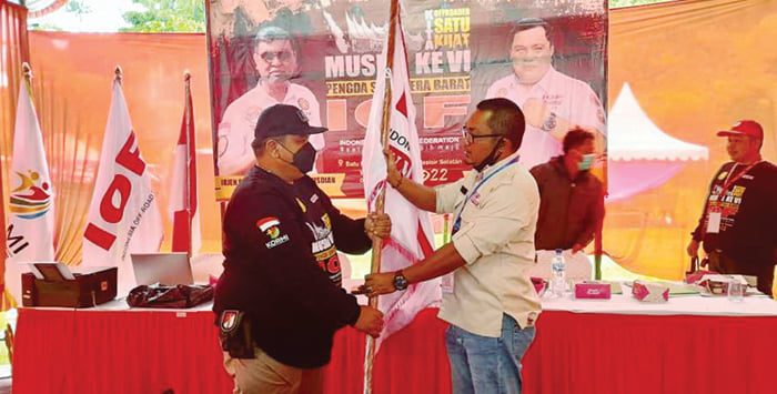 PENYERAHAN PATAKA — Penyerahan pataka Pengda IOF Sumbar, setelah Verry Mulyadi, SH terpilih secara aklamasi sebagai Ketua Pengda IOF Sumbar periode 2022-2026 melalui Musda ke-VI, di Batu Kuciang, Kabupaten Pessel, Sabtu (5/2).