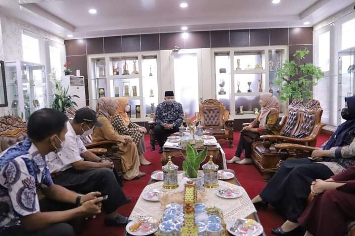 Disalurkan oleh BPJS Ketenagakerjaan Solok, Wako Serahkan Santunan Kematian 1 PENCERAHAN—Wali Kota Solok,Zul Elfian berikan pencerahan sitawa sidingin bagi keluarga penerima santunan kematian.