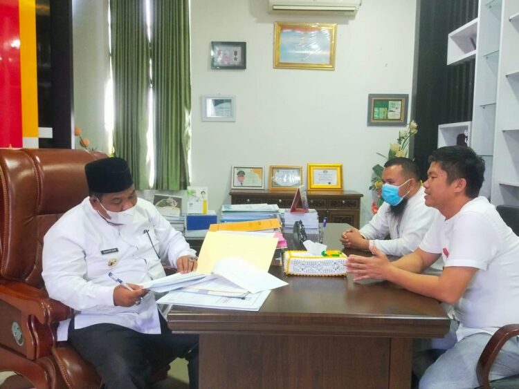 Perbup Keluar, LHKPN Tuntas Seratus Persen di Padangpariaman 1 ISIAN LHKP— Bupati Suhatri Bur melakukan pengisian LHKPN didampingi Inspektur Hendra Aswara dan Admin Budi Maisal.