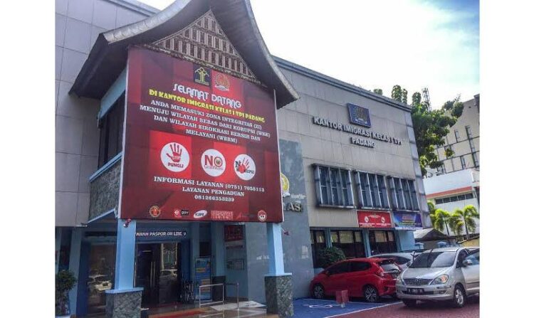 Efisien, Tak Perlu Menunggu Lama, Migrasi Padang Terapakan Aplikasi M-Paspor 1 Kantor Imigrasi Kelas I TPI Padang
