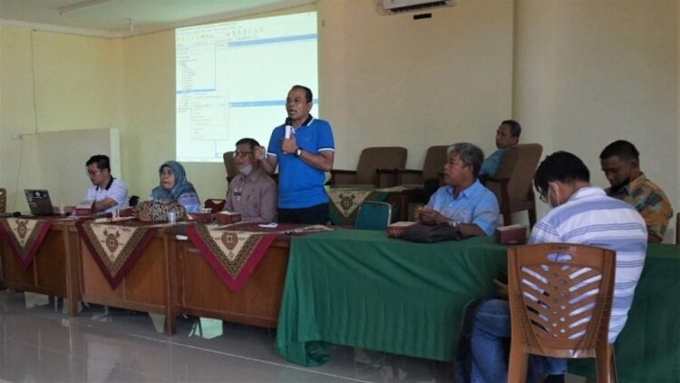 SAMBUTAN—Kepala Dinas Pemberdayaan Masyarakat Desa (DPMDes) Kota Pariaman, Hendri saat memberikan sambutan saat acara.