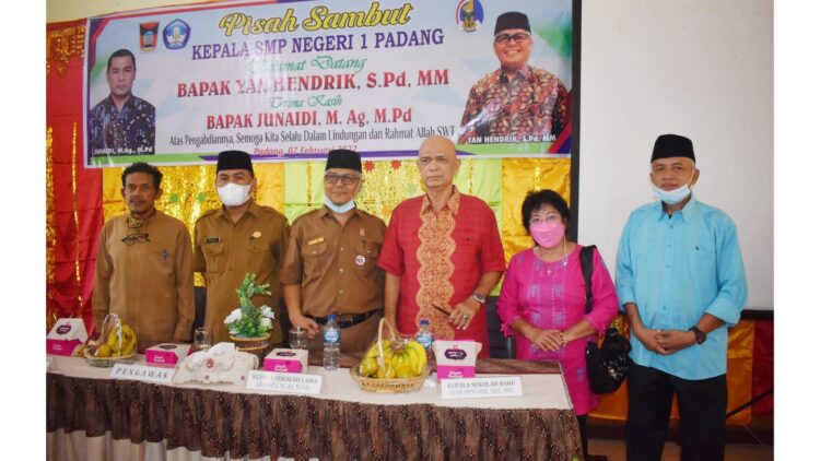 FOTO BERSAMA— Kepala SMPN 1 Padang yang lama Junaidi, berfoto bersama dengan Kepsek yang baru Yan Hendrik, dalam acara pisah sambut, Senin (7/2).