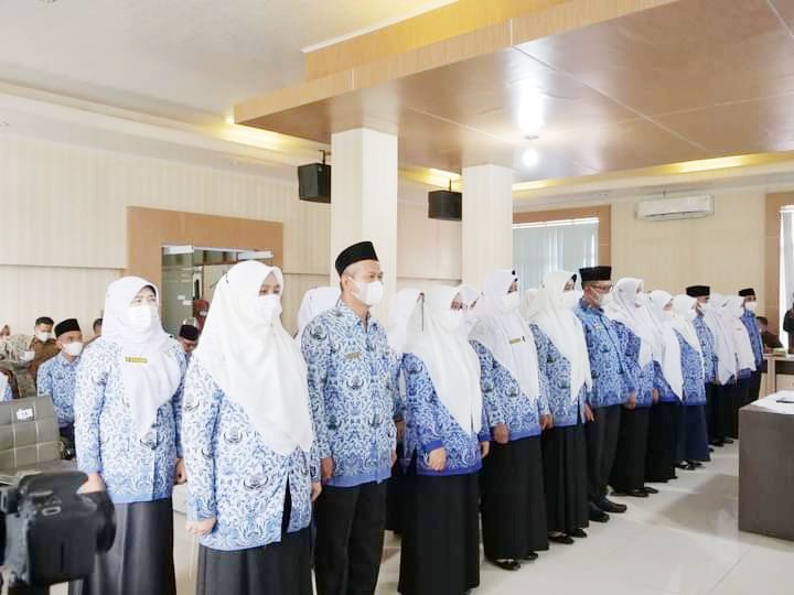 Puluhan Kepala SD dan SMP di Kota Solok Dilantik, Kualitas Pendidikan Menentukan SDM Generasi 1 PELANTIKAN— Sebanyak 29 Kepala Sekolah Dasar (SD) dan Sekolah Menengah Pertama (SMP) se-Kota Solok dilantik oleh Wakil Wali Kota Solok.