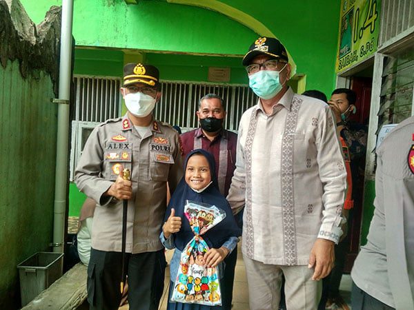 SDI RJ Targetkan 75 Persen Vaksinasi Anak Usia 6-11 Tahun 1 FOTO BERSAMA—Wali Kota H Riza Falepi dan Kapolres AKBP Alex Prawira dan Kadisdik Dasril foto bersama siswa RJ usai divaksinasi.